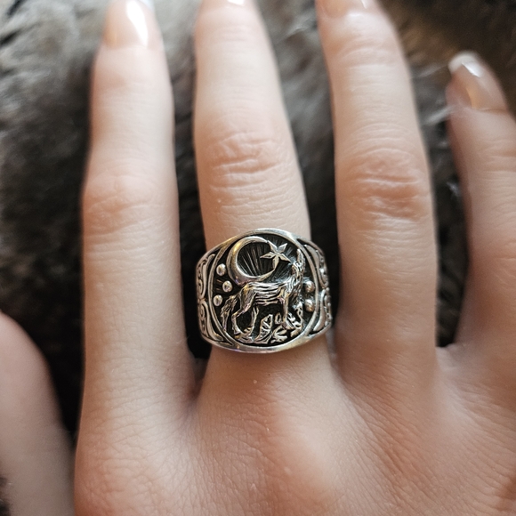 Howling Wolf at the Moon Star Amulet Ring - Picture 3 of 3